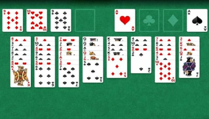 Bắt đầu ván chơi Solitaire, màn hình máy tính sẽ tự động chia 28 quân bài ngẫu nhiên